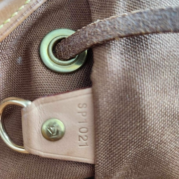 LOUIS VUITTON LV Montsouris MM - Picture 7 of 10